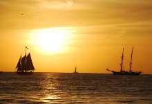 Viele Boote fahren raus, um den Sonnenuntergang zu beobachten