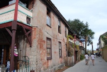 Die Hauptstrasse mit den alten Häusern