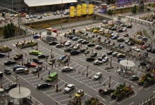 Viele Autos am Flughafenparkplatz