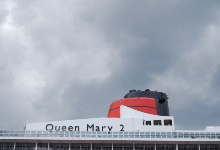 Das steht es: 'Queen Mary 2'