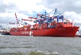 Ein großes Containerschiff