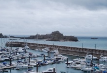 Blick aus dem Zimmer: Der Yachthafen und Elizabeth Castle