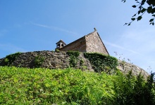 Die kleine Kirche oben auf dem Hügel