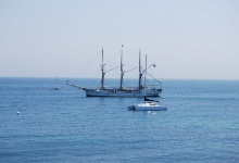 Ein schönes Segelschiff liegt vor Anker