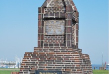 Denkmal für die Minensucher in Cuxhaven. Hoffentlich ist die Mine oben nicht echt