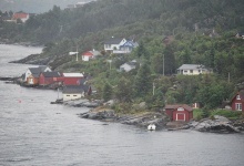 Kleine Blockhäuser direkt am Fjord...