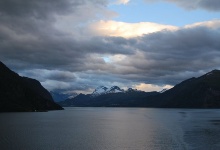 Kurz vor 23 Uhr - langsam verlassen wir das Fjord...