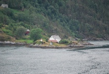 Einsame Hütten direkt am Fjord
