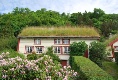 Auf einigen Häusern wächst Gras auf dem Dach
