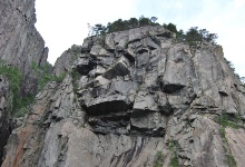 Große, überlappende Felsen