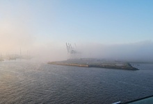 Der Morgennebel liegt über dem Hamburger Hafen