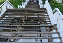 Diese lange Treppe muss man runterlaufen, um an den Strand zu kommen
