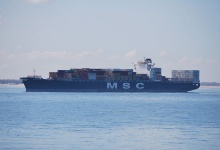 Ein großes Containerschiff auf dem Weg nach Antwerpen